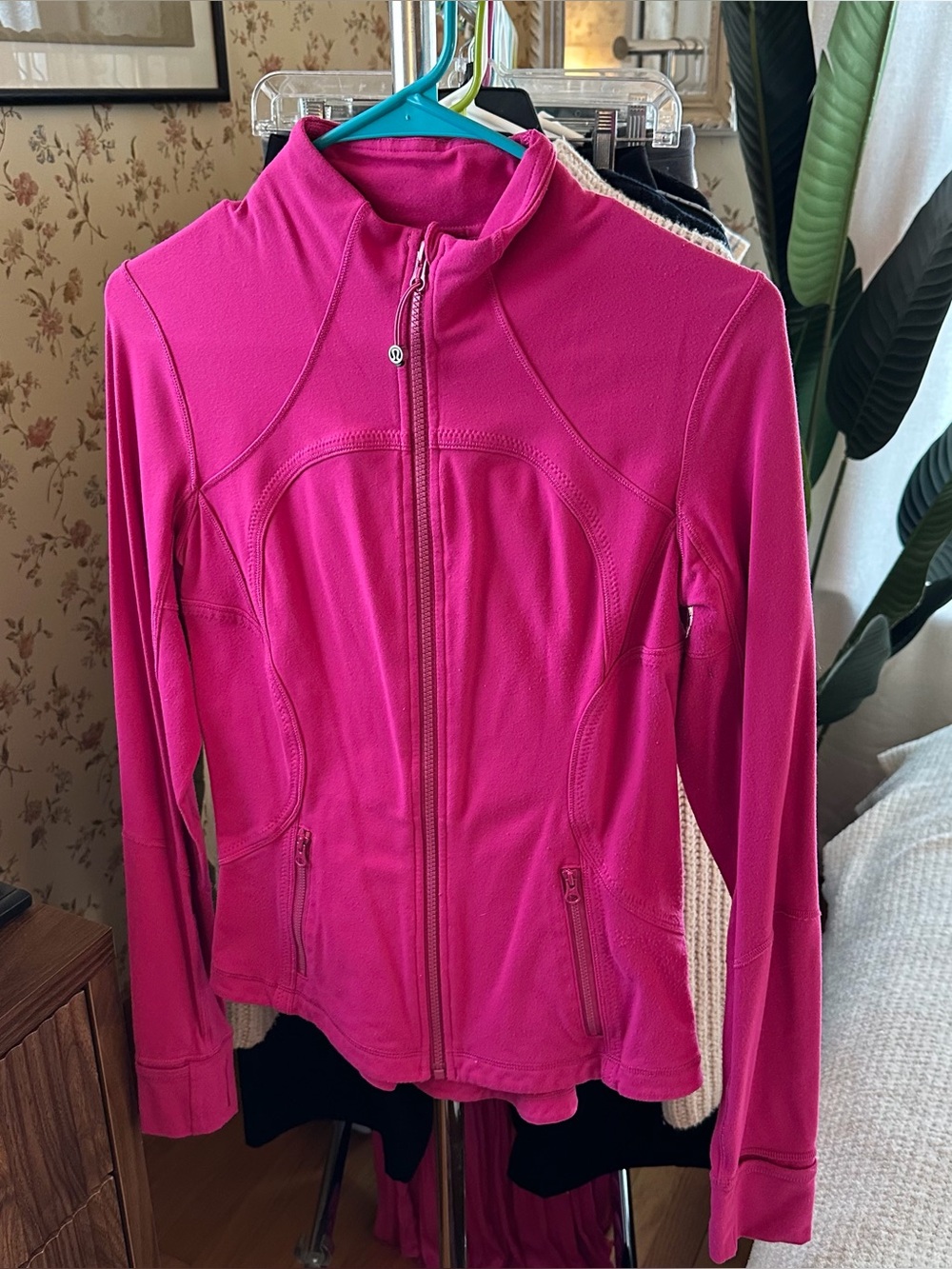 Lululemon fuchsia zip up sz 8